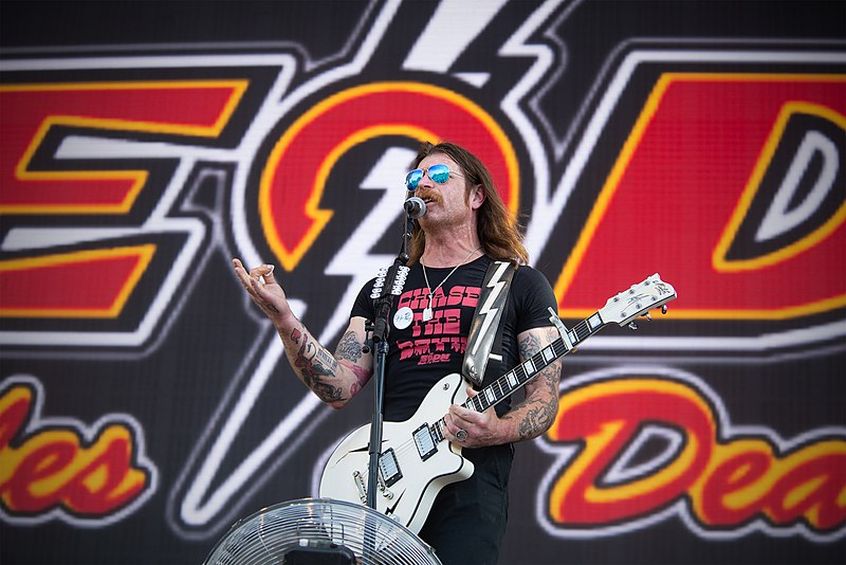 Jesse Hughes degli Eagles of Death Metal si scusa per aver definito ‘patetica e disgustosa’ la marcia contro il possesso d’armi