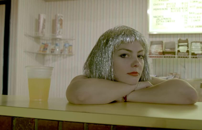 Angel Olsen racconta le tensioni con la sua etichetta per i video: “Jagjaguwar don’t fuck with it !!!”