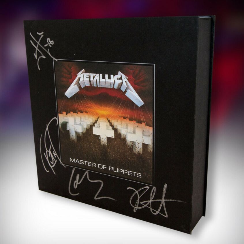 Una copia del box di “Master Of Puppets” dei Metallica come omaggio al Presidente dell’Indonesia