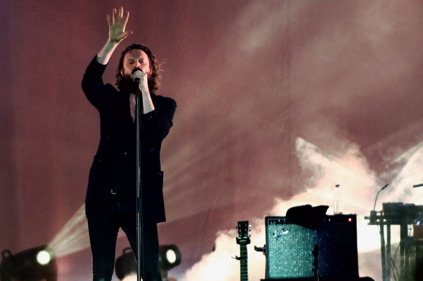 Guarda Father John Misty suonare dal vivo il brano scartato da “A Star Is Born”