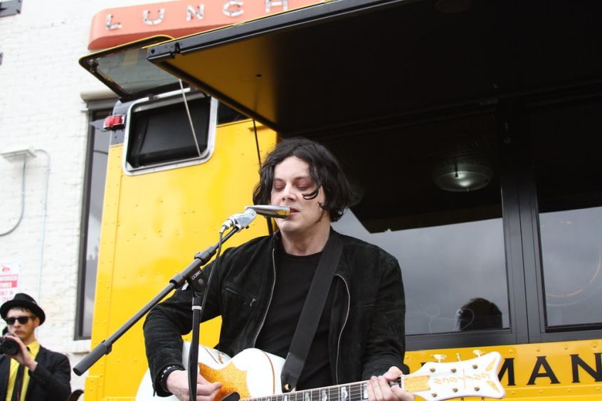 Guarda Jack White suonare “License To Kill” di Bob Dylan a un raduno politico di Bernie Sanders