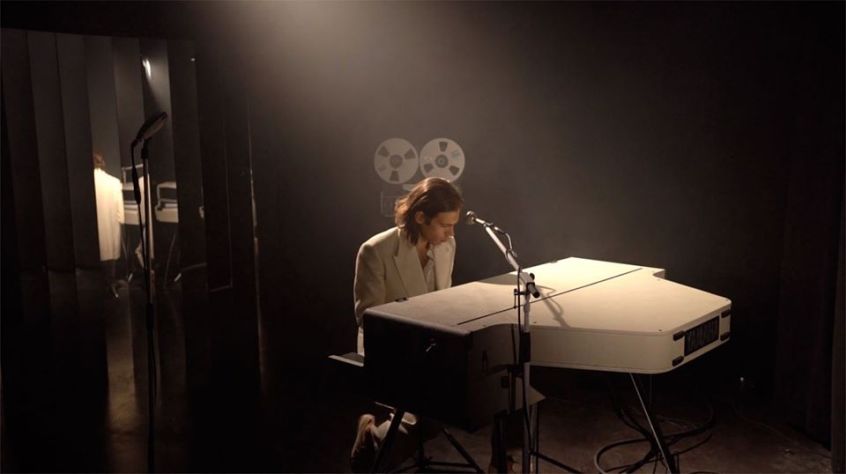 James Righton, voce dei Klaxons, annuncia l’album solista con il singolo “The Performer”