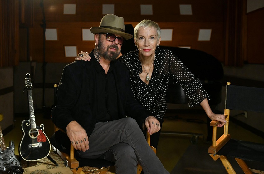 Gli Eurythmics suonano insieme per la prima volta in cinque anni