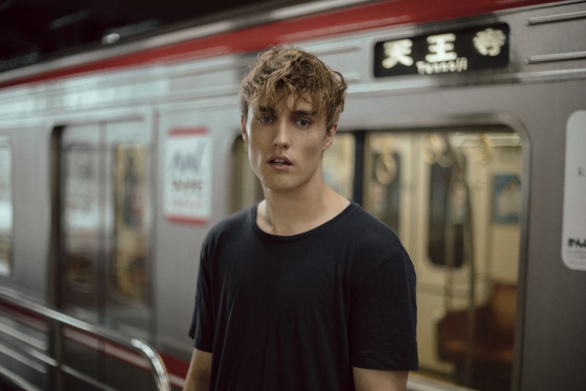 Ascolta Sam Fender cimentarsi nella cover del classico di Amy Winehouse “Back To Black”