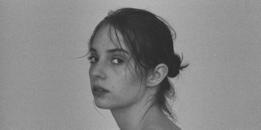 Maya Hawke, attrice di Stranger Things, annuncia il disco “Blush”