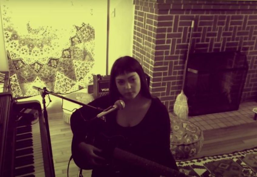 Guarda Angel Olsen suonare due nuovi brani nel suo ultimo live streaming