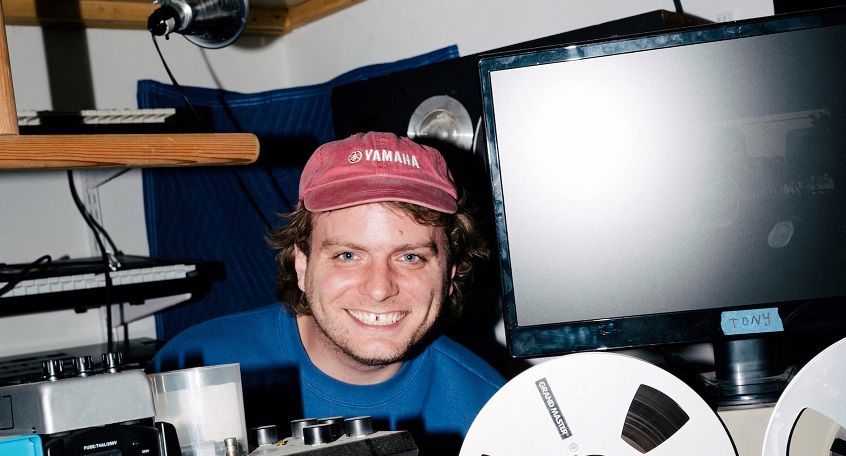 Mac DeMarco dedica due inediti ai Met Gala. Ascolta “She’s My Sweet” e “Fuck the Toronto Raptors”.