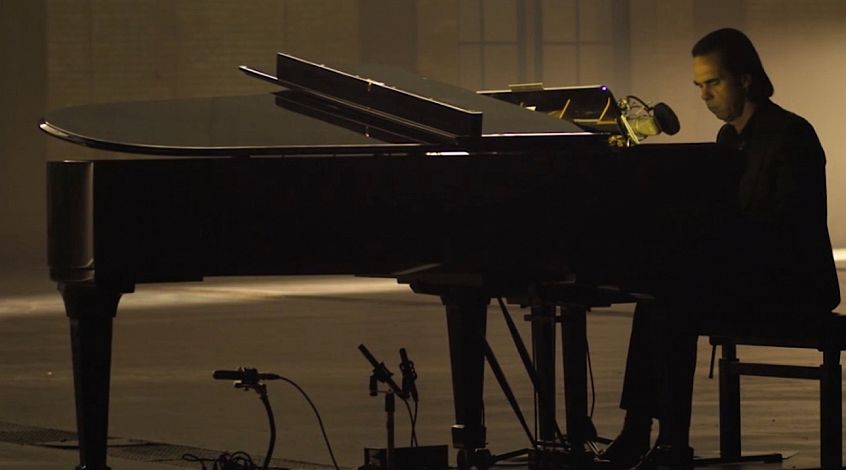 Nick Cave racconta di aver chiesto in regalo un pianoforte. Dopo le polemiche arriva la smentita: “Scherzavo”.