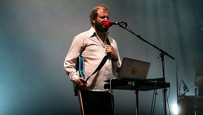 Justin Vernon, nella campagna per il voto in Wisconsin, esegue “22 (OVER SâˆžâˆžN)”