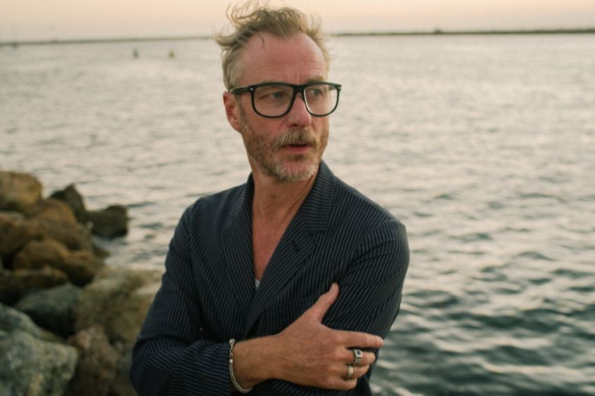 Si chiama “Let It Be” il nuovo brano di Matt Berninger che uscirà  nell’edizione deluxe di “Serpentine Prison”