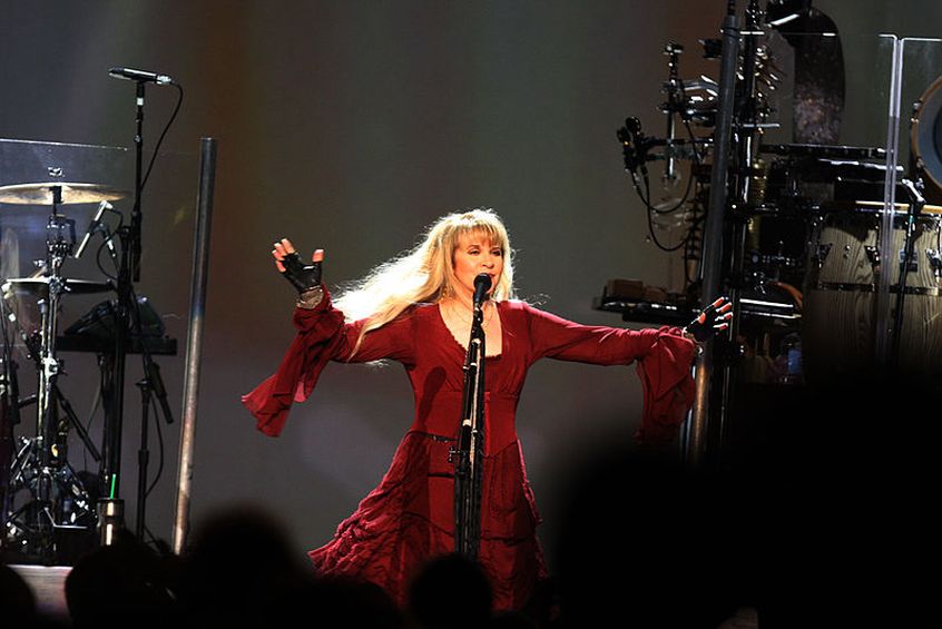 Ascolta “Show Them The Way”, il brano solista di Stevie Nicks che vede Dave Grohl alla batteria