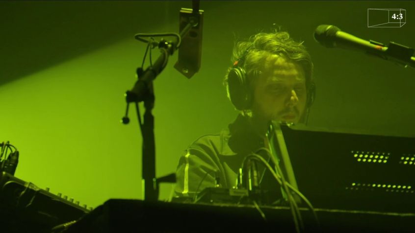 Debutto televisivo per Oneohtrix Point Never: guardalo eseguire “I Don’t Love Me Anymore”