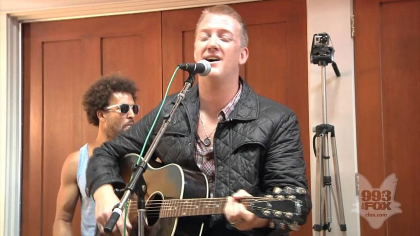 I Queens of the Stone Age ricordano l’attacco al Bataclan di Parigi con un live acustico e una raccolta fondi