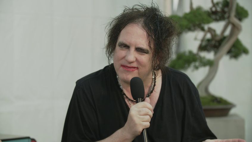 Questa volta Robert Smith esegue tre canzoni dall’album “Faith”