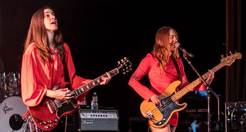 Le Haim condividono il nuovo singolo “Cherry Flavored Stomach Ache”