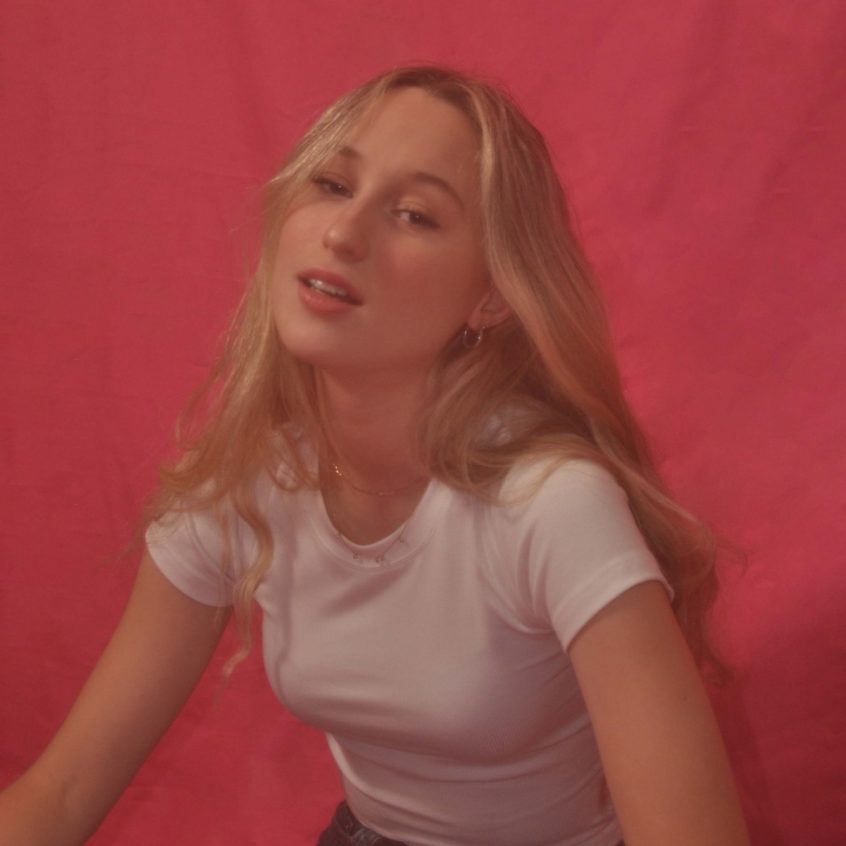 VIDEO: Ava Carlyle – Fading (Swim Deep)