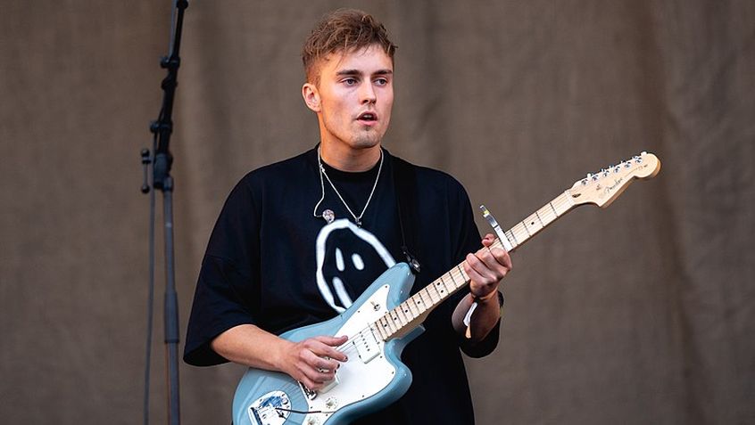 Guarda Sam Fender eseguire “Seventeen Going Under” allo speciale di Capodanno di Top Of The Pops