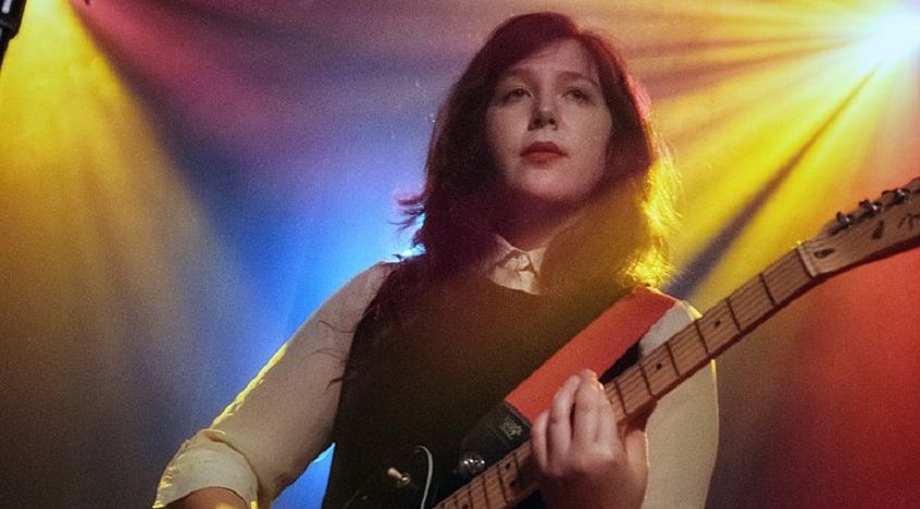 Guarda Lucy Dacus esibirsi su un divano a Detroit