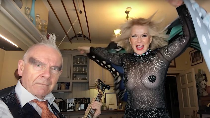 Guarda Robert Fripp e sua moglie Toyah Tackle rifare “Bullet With Butterfly Wings” degli Smashing Pumpkins