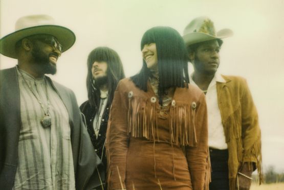 Khruangbin & Leon Bridges – Texas Moon