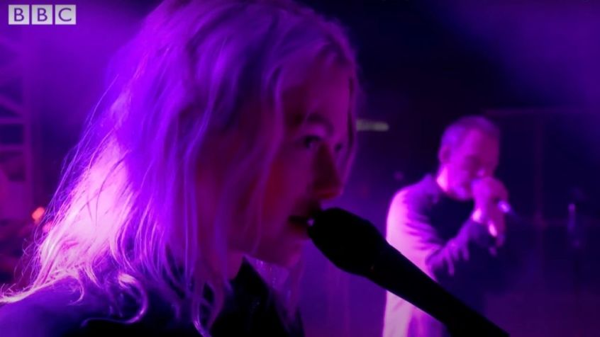 A Glastonbury Phoebe Bridgers si unisce ai Jesus & Mary Chain per il classico “Just Like Honey”