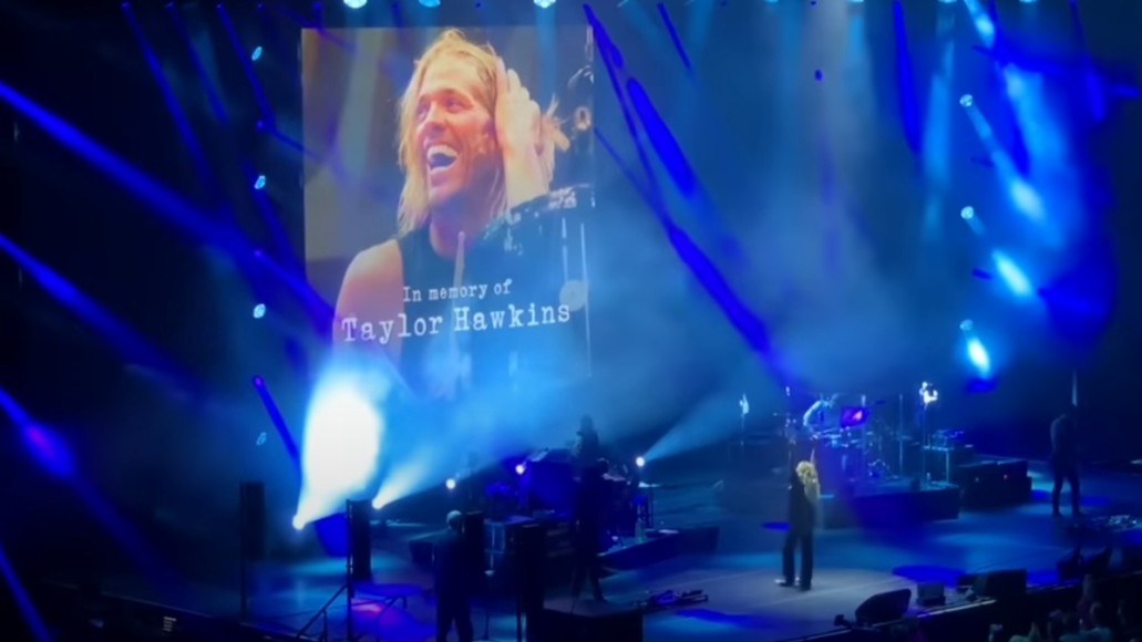 Nel suo concerto londinese Alanis Morissette ricorda con affetto Taylor Hawkins