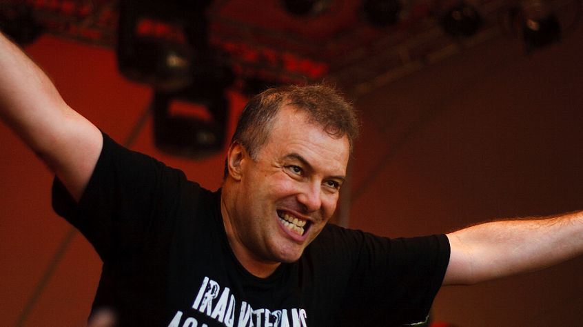 Jello Biafra non e’ affatto soddisfatto del nuovo mix di “Fresh Fruit for Rotting Vegetables” che uscirà , ristampato, a settembre