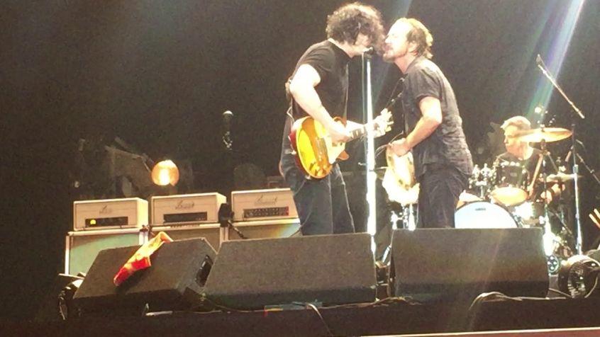 Guarda Jack White suonare “Rockin’ in the Free World” con i Pearl Jam