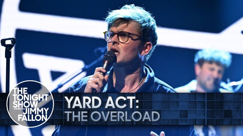 Guarda gli Yard Act ospiti al Tonight Show eseguire “The Overload”