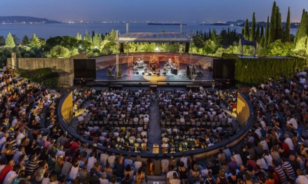 Curiosità, artisti e aneddoti all’ombra del Vittoriale: parliamo di Tener-a-mente con la direttrice artistica Viola Costa