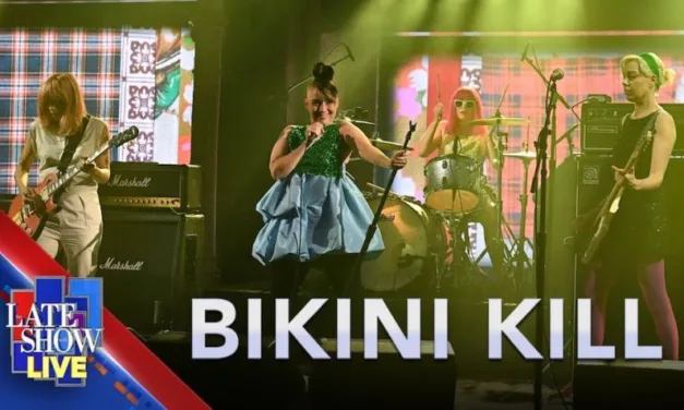 Le Bikini Kill vanno da Stephen Colbert per eseguire “Rebel Girl”