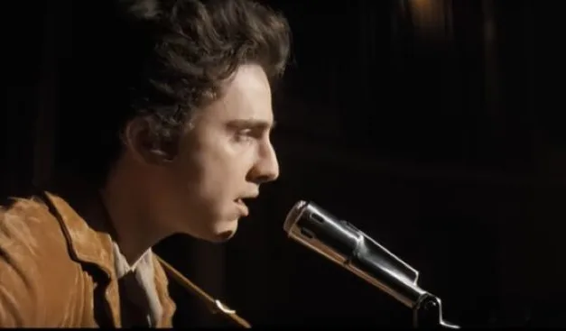 Guarda Timothée Chalamet interpretare Bob Dylan nel primo trailer del film “A Complete Unknown”