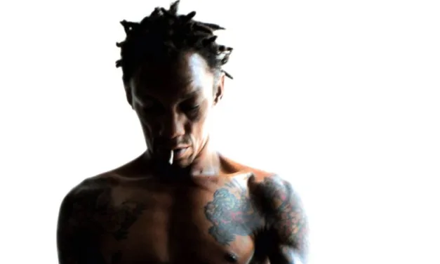 Tricky annuncia l’album d’esordio del suo nuovo progetto Theis Thaws e condivide due brani