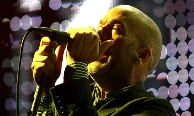 Michael Stipe con Bon Jovi per l’esecuzione di “The One I Love”